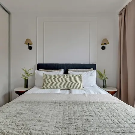 Front Park With Parking By Lion 아파트