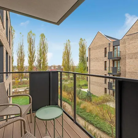 Front Park With Parking By Lion 아파트