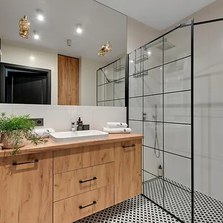 Front Park With Parking By Lion 格但斯克